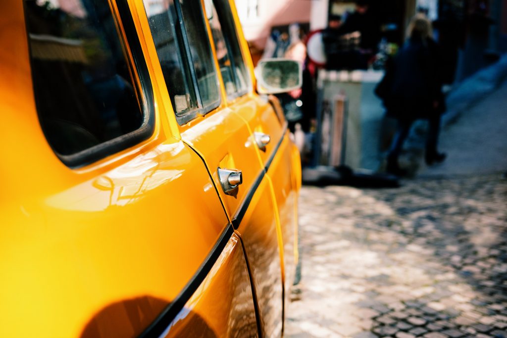 Voiture jaune