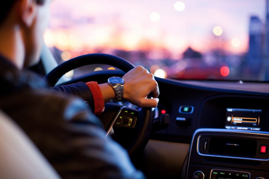 Automobiliste qui conduit en écoutant de la musique dans sa voiture