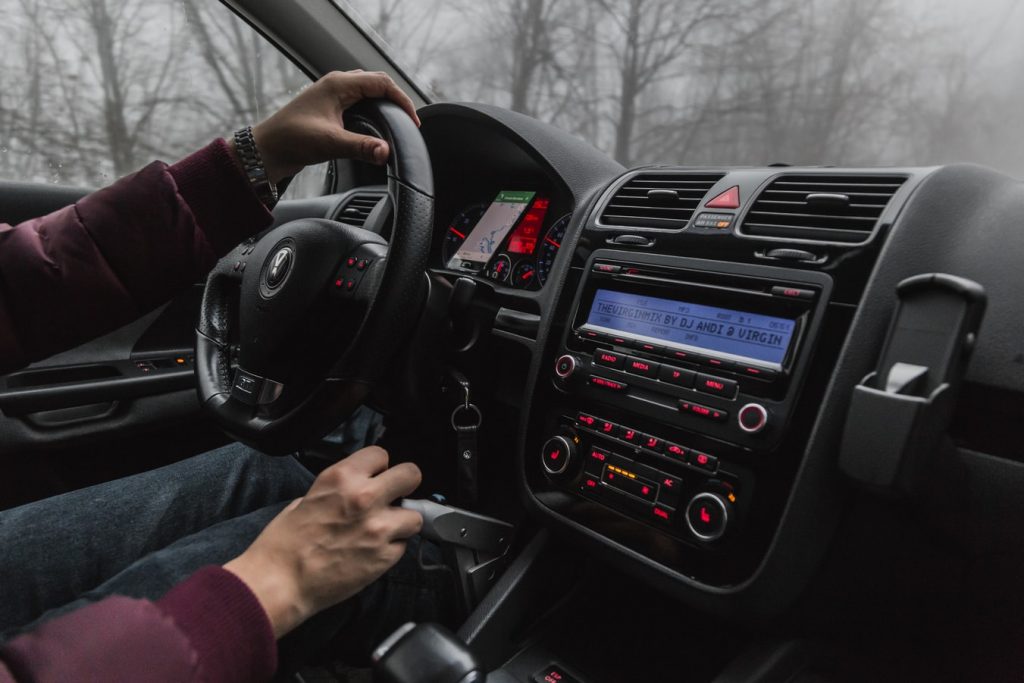 Autoradio mp3 installé dans une voiture pour écouter de la musique en conduisant